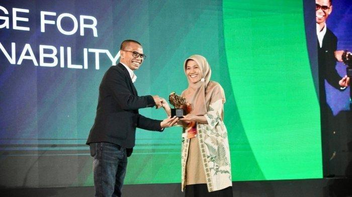 MATA LOKAL FEST - CEO Tribun Network, Dahlan Dahi memberi penghargaan kepada Ema Suranta, dalam gelaran Mata Lokal Fest 2025 yang berlangsung pada Kamis, 8 Mei 2025, di Hotel Shangri-La, Jakarta.