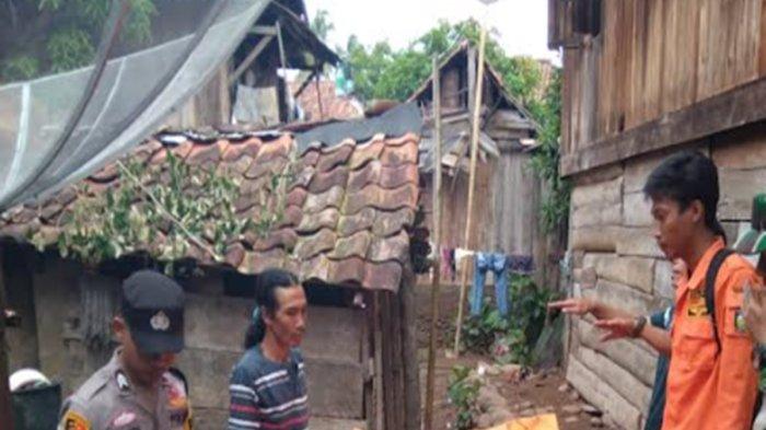 Evakuasi jenazah Sesmi bin Banding yang pondoknya longsor terbawa banjir di OKU