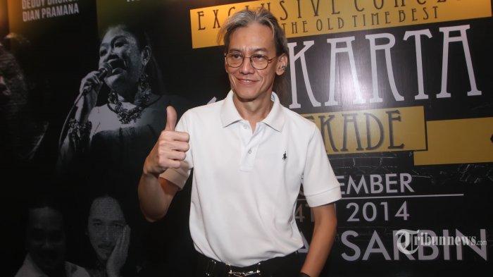 Penyanyi dan musisi, Fariz Rustam Munaf (Fariz RM) saat menghadiri acara konferensi pers Exclusive Concert, From The Old Time Best: Jakarta Dekade di kawasan Senopati, Jakarta Selatan, Jumat (12/9/2014). Konser tersebut merupakan konser para musisi dari era 60-70 an bagi para penggemar mereka untuk dapat bernostalgia ke era tersebut. (Tribunnews/Jeprima)