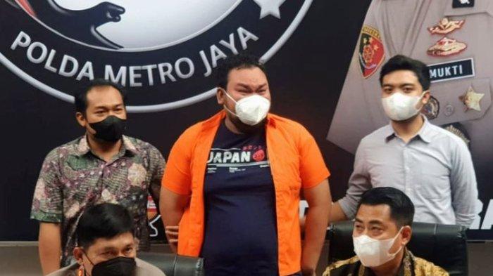 Komdian Fico Fachriza menangis usai ditangkap atas kasus penyalahgunaan narkotika, Jumat (14/1/2022) di Mapolda Metro Jaya.