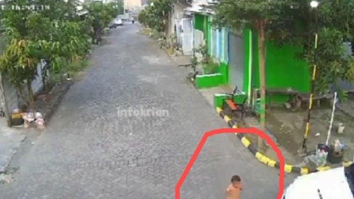 Tangkapan layar video seorang balita berusia 2 tahun tewas usai terlindas Fortuner di Sidoarjo, Sabtu (25/5/2025).