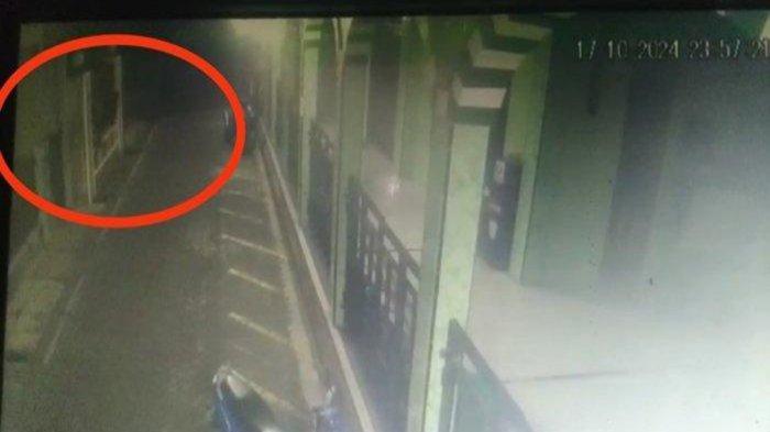 Tangkapan Layar CCTV yang merekam tersangka pembunuhan gadis Call Center di Semarang meloncati pagar rumah warga untuk mengakses ke balkon kamar kos korban di lantai dua, Jalan Peterongan Timur, Peterongan, Semarang Selatan, Jumat (18/10/2024).