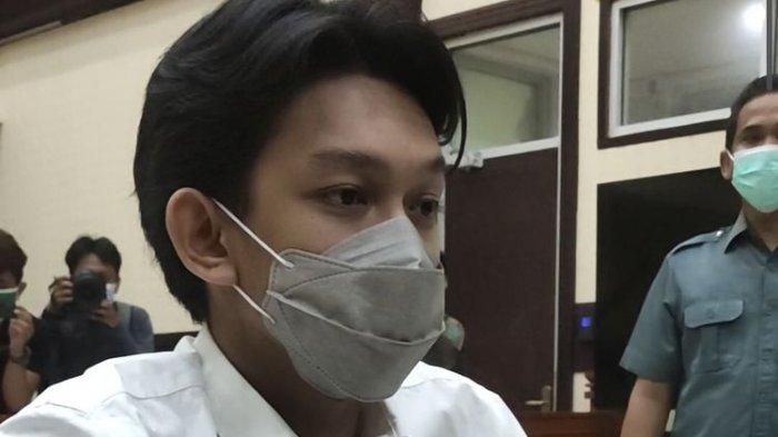 Gaga Muhammad dalam ruang sidang PN Jakarta Timur, Selasa (4/1/2022). Terbaru, Gaga Muhammad dikabarkan sudah bebas dari penjara usai 2022 lalu divonis 4,5 tahun penjara.