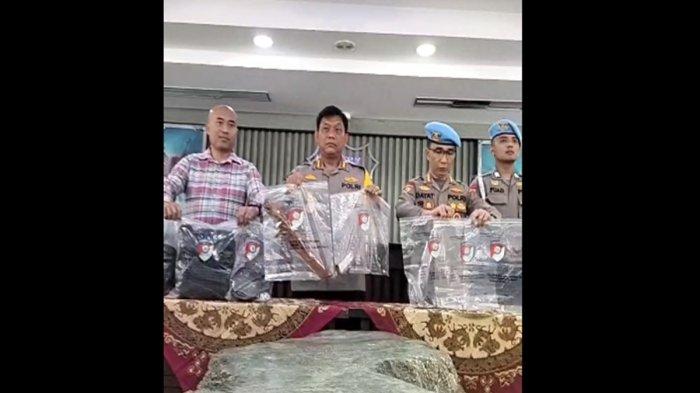 Polisi menyita sejumlah alat bukti terkait dengan penembakan Kasat Reskrim Polres Solok Selatan, AKP Ryanto Ulil Anshar yang dilakukan oleh Kabag Ops Polres Solok Selatan, AKP Dadang Iskandar di Mapolres Solok Selatan, Jumat (22/11/2024) dini hari. Salah satunya golok