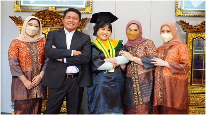 Hj Ratu Tenny Leriva disapa Iva, diapit kedua orangtua dan saudaranya. Iva, putri bungsu Gubernur Sumsel H Herman Deru berhasil menyelesaikan kuliah di Fakultas Kedokteran Unsri selama 3,5 tahun di sela kesibukannya berorganisasi, Rabu (16/2/2022).