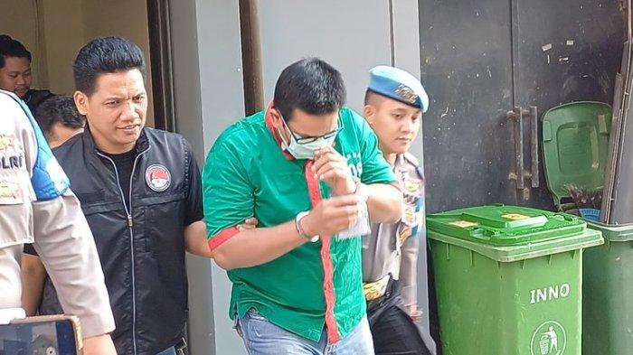 Aktor Ibra Azhari ketika selesai mengikuti pemeriksaan kesehatan di Polres Metro Jakarta Barat, Jumat (5/1/2024). Ibra Azhari mengaku sakit