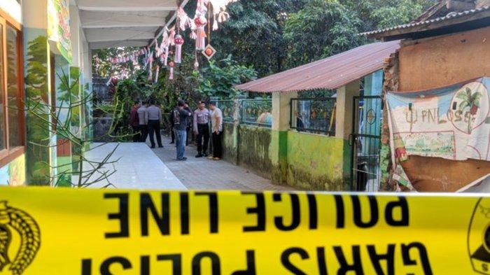 Polisi berjaga di rumah yang menjadi lokasi pembunuhan ibu terhadap dua anaknya di Kelurahan Manisrenggo, Kota Kediri, Jawa Timur, Selasa (3/9/2024).