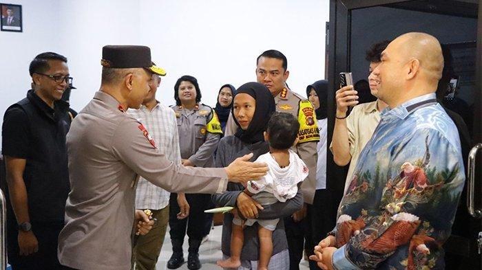 Kapolda Babel Irjen Pol Hendrp Pamdowo, ketika bertemu ibu dan anak korban penyekapan di Mapolres Bangka,