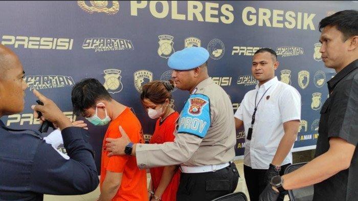 DUGAAN PERZINAHAN - Penyidik Polres Gresik menghadirkan dua tersangka kasus pornografi, IBP dan VDR dalam pers rilis, Rabu (5/2/2025), dengan dugaan adanya perzinahan dengan seorang selebgram.
Artikel ini telah tayang di Surya.co.id dengan judul Rekam Hubungan Intim Dengan Selebgram Wanita, Warga Gresik Dilaporkan dan Terancam Penjara 12 Tahun, https://surabaya.tribunnews.com/2025/02/05/rekam-hubungan-intim-dengan-selebgram-wanita-warga-gresik-dilaporkan-dan-terancam-penjara-12-tahun.
Penulis: Sugiyono | Editor: Deddy Humana