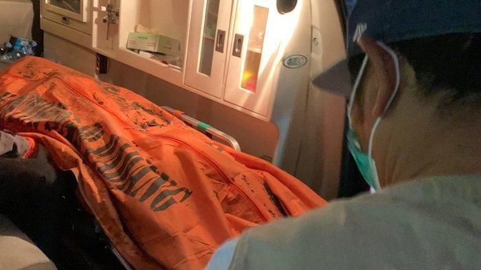 Ambulans Puskesmas Keliling Padang Luar dari Dinas Kesehatan Kabupaten Agam membawa jenazah Siska Afrina, mahasiswa UNP korban erupsi Gunung Marapi ke RSUD Achmad Mochtar Bukittinggi, Rabu (6/12/2023).