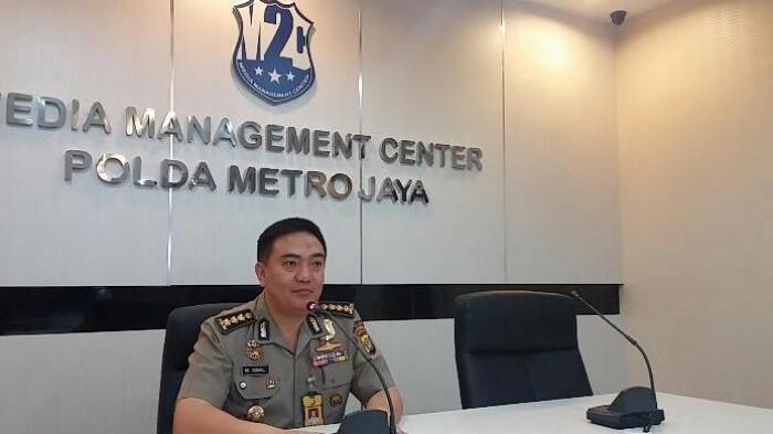 Kabid Humas Polda Metro Jaya Komisaris Besar Mohammad Iqbal saat memberikan keterangan di Polda Metro Jaya, Jakarta, Sabtu (9/1/2016)
