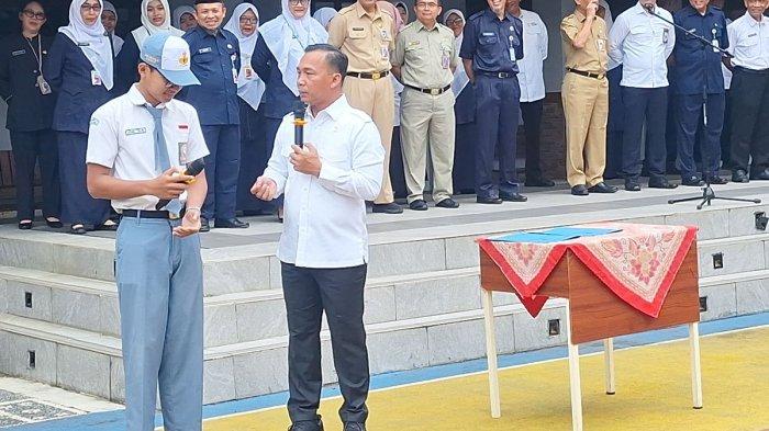 PAKAI SEPATU JEBOL - Juan bersama Menteri Kependudukan dan Pembangunan Keluarga/Kepala BKKBN, Wihaji. Juan mengaku memakai sepatu jebol di hari pertama sekolah.