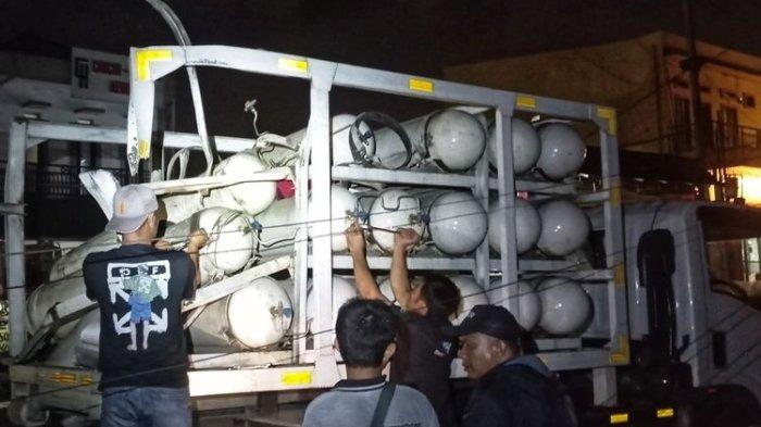 Teknisi memeriksa sisa tabung CNG setelah terjadi kebocoran hingga meledak di Jalan Raya Sukabumi-Bogor, Kampung Lodaya, Desa Karangtengah, Kecamatan Cibadak, Sukabumi, Jawa Barat, Senin (27/11/2023). Seorang ibu tewas di depan anaknya saat tabung gas meledak