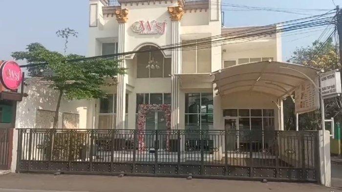 klinik kecantikan WSJ di Jalan Ridwan Rais, Beji Timur, Kecamatan Beji, Kota Depok, nampak tutup dan tidak ada aktivitas sama sekali pada Sabtu (27/7/2024)