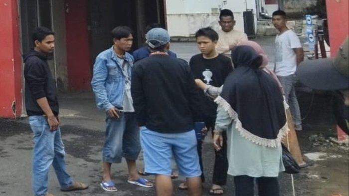 Korban tawuran yakni M Putra Alam (19), warga Jalan Remifa Kelurahan Ogan Baru Kecamatan Kertapati, Palembang, telah dibawa ke rumah duka.