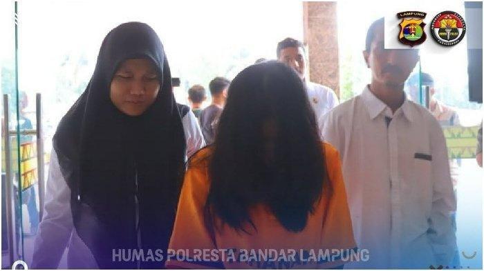 KASUS PENCURIAN - Satreskrim Polresta Bandar Lampung menangkap NL (29), pada Senin (3/2/2025), lantaran nekat menguras tabungan milik orang tua pacarnya. Pelaku gunakan uang Rp 76 juta untuk foya-foya.