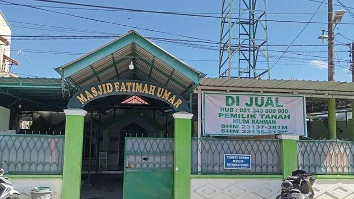 Masjid Fatimah Umar yang dipasangi spanduk di jual di kawasan BTN Makkio Baji, Kelurahan Bangkala, Kecamatan Manggala, Kota Makassar, Sulawesi Selatan (Sulsel), Senin (15/7/2024).