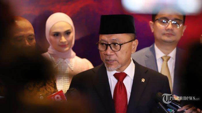 Menteri Perdagangan yang baru, Zulkifli Hasan memberikan keterangan pers usai acara serah terima jabatan dengan Muhammad Lutfi di Gedung Kementerian Perdagangan, Jakarta Pusat, Rabu (15/6/2022). Pada kesempatan tersebut, Zulkifli Hasan menyampaikan bahwa ia akan menyelesaikan persoalan minyak goreng termasuk minyak goreng curah yang saat ini masih cukup tinggi di pasaran. Zulkifli Hasan mengaku baru diberi tahu akan menduduki jabatan Menteri Perdagangan pada Selasa malam.