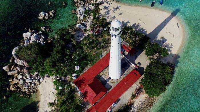 Mercusuar yang dibangun tahun 1882 di Pulau Lengkuas, Belitung, Kepulauan Bangka Belitung, menjadi salah satu daya tarik wisata Bangka Belitung, Juni. Dari mercusuar setinggi 70 meter ini terlihat keindahan Pantai Tanjung Kelayang dan Tanjung Tinggi serta batu-batu granit raksasa berusia sekitar 245 juta tahun.