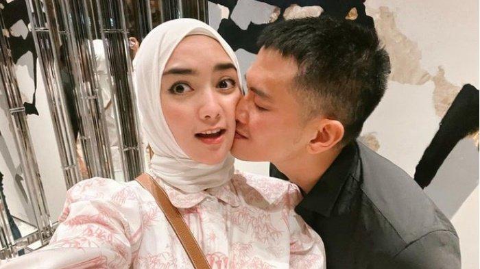 Momen romantis Rezky Aditya mencium pipi Citra Kirana