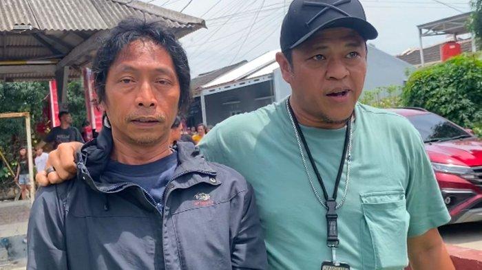 Tim Resmob Polda Metro Jaya membawa pelaku pembunuhan Sandy Permana, NI, untuk mencari barang bukti di sekitar tempat kejadian perkara (TKP) di RT 5/RW 8, Desa Cibarusah Jaya, Kabupaten Bekasi, Rabu (15/1/2025), pukul 12.45 WIB.