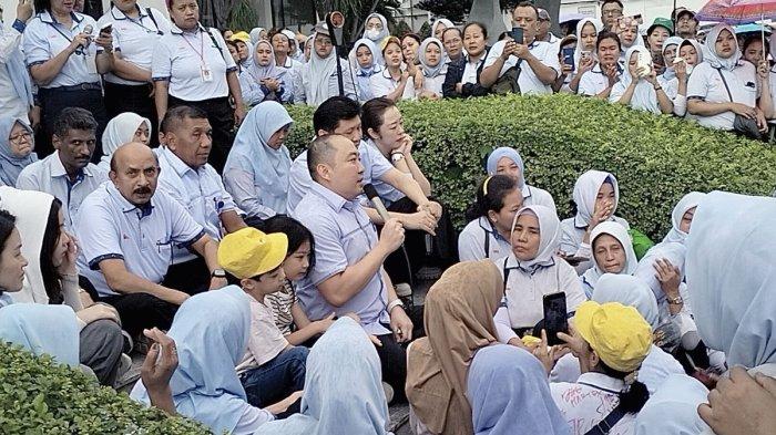 PT SRITEX PHK MASSAL KARYAWAN AKIBAT PAILIT - Direktur Utama Sritex Iwan Kurniawan Lukminto atau Wawan saat berpidato di hadapan ribuan karyawannya, Jumat (28/2/2025). Ada ribuan karyawan yang kena PHK akibat perusahaan pailit. Bagaimana nasib mereka ?