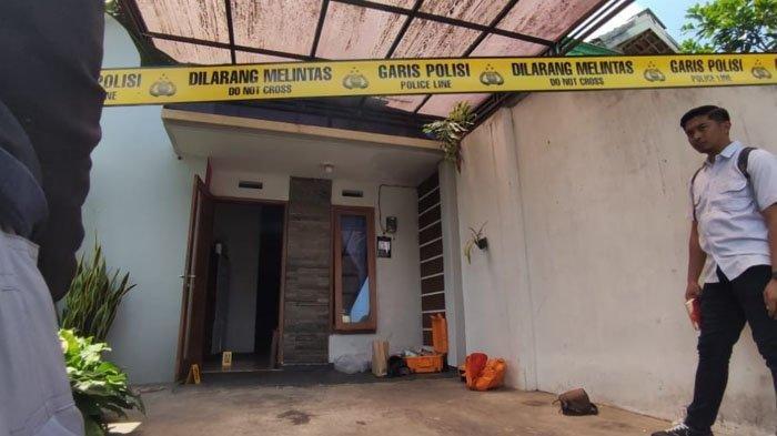 Guru SD di Kabupaten Pakis, Kabupaten Malang tewas bersama istri dan anaknya pada Selasa (12/12/2023). Di dalam tragedi itu, tinggalah ARE, anaknya yang kini hidup sendirian