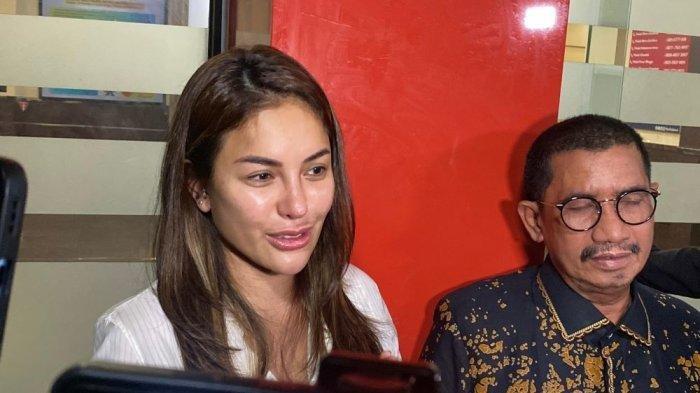 Nikita Mirzani dan kuasa hukumnya fahmi bachmid Rabu (12/2/2025). Nikita mengungkap cara keluarga Vadel memeras Lolly. Ia sangat sakit hati mendengar pengakuan putrinya.
