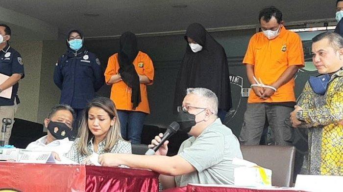 Rilis penangkapan tiga pelaku penggelapan aset orangtua Nirina Zubir, di Polda Metro Jaya, Semanggi, Jakarta Selatan, Kamis (18/11/2021).