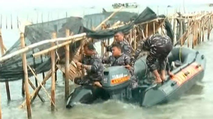 Kementerian Kelautan dan Perikanan (KKP) tidak terlihat saat TNI AL memulai pembongkaran pagar laut di Tangerang, Banten, Sabtu (18/1/2025).