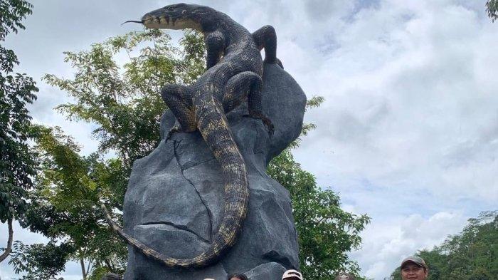 PATUNG BIAWAK DI WONOSOBO - Sebuah patung biawak setinggi kurang lebih 4 meter yang berdiri megah di Desa Krasak, Kecamatan Selomerto, Kabupaten Wonosobo, Jawa Tengah.