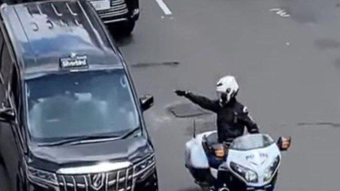 Polisi pengawal mobil RI 36 yang menunjuk taksi Silver Bird lantaran diduga menghalangi mobil yang dikawalnya di Jalan Jenderal Sudirman. | Dirgakkum Korlantas Polri Brigjen Pol Raden Slamet Santoso menanggapi soal viralnya petugas patwal mobil dinas berpelat RI 36 yang diduga melakukan aksi arogan ke sopir taksi di jalan Jenderal Sudirman, Jakarta Pusat.