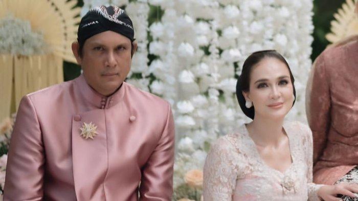 PEKERJAAN KAKAK LUNA MAYA - (kiri) Kakak Luna Maya, Tipi Jabrik, jadi wali nikah sang adik dengan Maxime Bouttier, Rabu (7/5/2025). Sosok Tipi Jabrik disorot usai namanya jarang terdengar di balik sosok Luna Maya. Ternyata Tipi adalah peselancar dan juga pengusaha.