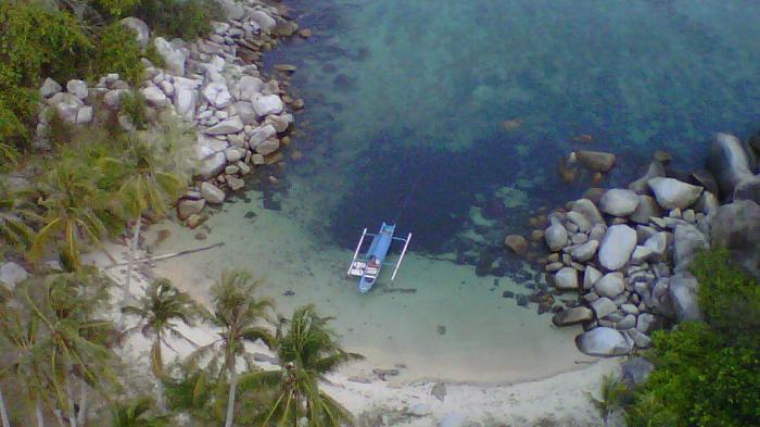 Pemandangan dari atas marcusuar setinggi 65 meter yang ada di Pulau Lengkuas Belitung, Minggu (9/11/2014).