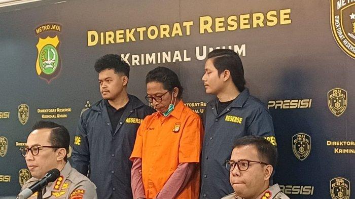 Pelaku pembunuhan artis Sandy Permana (46), Nanang Gimbal (47) saat dihadirkan dalam jumpa pers di Polda Metro Jaya, Kamis (16/1/2025).