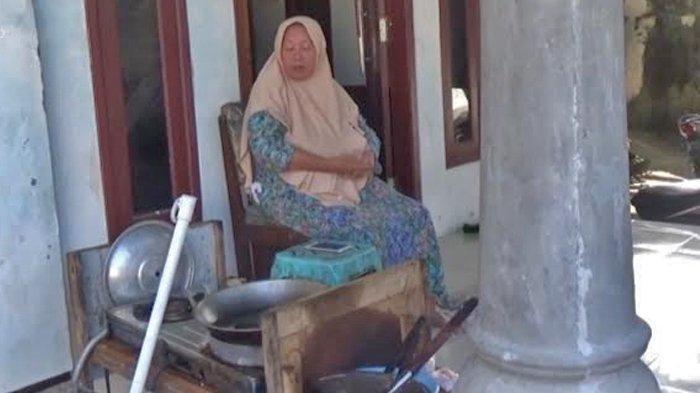 TAGIHAN LISTRIK PLN - Masruroh saat ditemui awak media di kediamannya di Dusun Blimbing, Desa Kwaron, Kecamatan Diwek, Jombang, Jawa Timur pada Kamis (24/4/2025). Janda penjual gorengan ini kaget saat menerima tagihan listrik yang capai Rp 12,7 juta dan dituduh mencuri listrik.