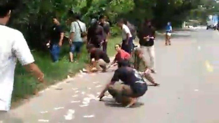 Tangkapan layar uang berserakan di jalan dipunguti warga atas peristiwa perampokan di Jalan Lintas Jambi-Muarosabak, Desa Baru Muaro Jambi, Kecamatan Maro Sebo Jambi