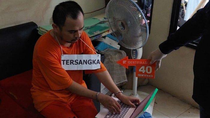 Laptop milik Panca Darmansyah (41) yang berisi pesan untuk istrinya, DM, saat rekonstruksi kasus pembunuhan Panca terhadap empat anaknya dan kasus kekerasan dalam rumah tangga (KDRT) di Jagakarsa, Jakarta Selatan, Jumat (29/12/2023).