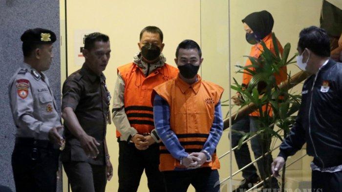 Penjabat (Pj) Wali Kota Pekanbaru, Riau, Risnandar Mahiwa (tengah) bersama Sekretaris Daerah Pekanbaru Indra Pomi Nasution (kiri) dan Plt Kepala Bagian Umum Sekretariat Daerah Pekanbaru Novin Karmila (kanan) mengenakan rompi tahanan usai menjalani pemeriksaan di Gedung KPK, Jakarta, Rabu (4/12/2024) dini hari. KPK menetapkan Penjabat (Pj) Wali Kota Pekanbaru, Riau, Risnandar Mahiwa, Sekretaris Daerah Pekanbaru Indra Pomi Nasution dan Plt Kepala Bagian Umum Sekretariat Daerah Pekanbaru Novin Karmila sebagai tersangka kasus dugaan korupsi pengelolaan anggaran Pemerintah Kota (Pemkot) Pekanbaru Tahun 2024-2025 setelah terjaring operasi tangkap tangan (OTT) dengan barang bukti berupa uang sejumlah Rp 6,82 miliar.
