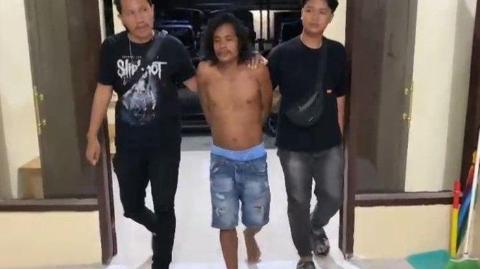 Kadir Markus (47), seorang warga desa Lakapera, Kecamatan Gu, Kabupaten Buton Tengah, Sulawesi Tenggara membunuh temannya, inisial DR di jalan poros Raha-Lakapera, Desa Labasa, Kecamatan Tongkuno, Kabupaten Muna, Rabu ( 24/7/2024) petang. Motif pembunuhan ini disebabkan korban, Kadir, tak bisa menjawab pertanyaan pelaku tentang siapa yang duluan telur atau ayam. Pelaku DR diamankan polisi ke Polsek Kontunaga