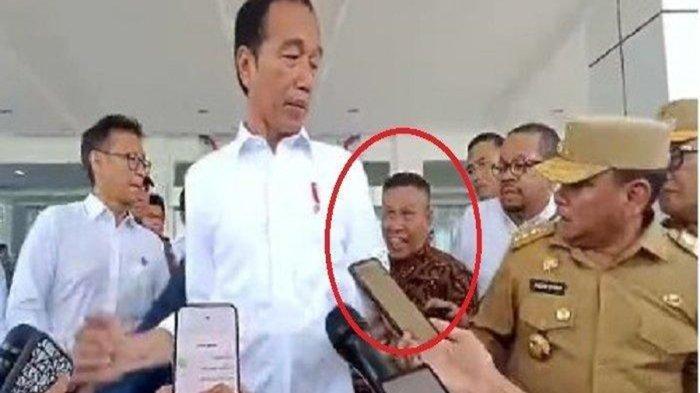 Beredar video viral pria di Kabupaten Konawe, Provinsi Sulawesi Tenggara (Sultra), nekat menarik Presiden Jokowi saat sesi wawancara di RS Konawe, pada Selasa (15/5/2024).