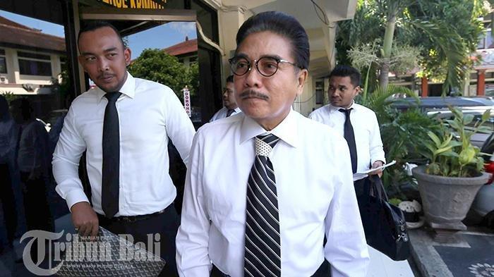 PROFIL HOTMA SITOMPUL - Pengacara Hotma Sitompoel mengunjungi kliennya, Margriet Christin Megawe yang ditahan di Mapolda Bali, Denpasar. Rabu (17/6/2015). Ia dikabarkan meninggal dunia pada Rabu (16/4/2025)