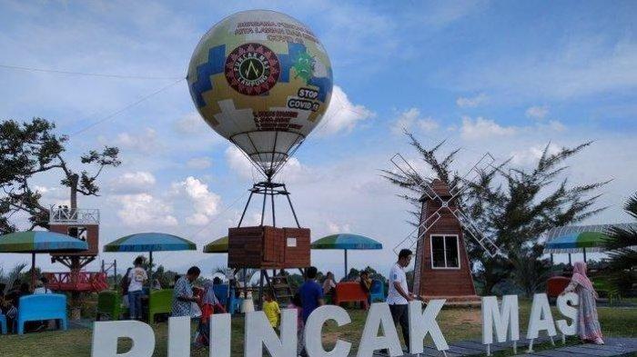 Banyak warga Palembang mengunjungi wisata Puncak Mas di Kelurahan Sukadanaham, Kecamatan Tanjungkarang Barat, Bandar Lampung, Kamis (29/10/2020).