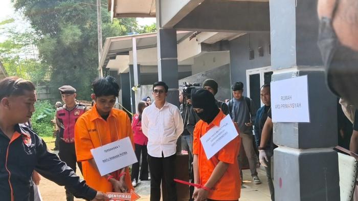 PEMBUNUHAN DI CISAUK - Tiga tersangka pembunuh berencana korban perempuan terborgol saat menjalani rekonstruksi di lokasi kejadian, Cisauk