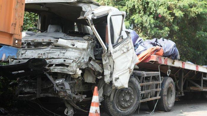 Truk yang terlibat kecelakaan beruntun di Tol Cipularang. Polisi menyebut rem truk yang jadi penyebab kecelakaan beruntun di Tol Cipularang beberapa waktu lalu dipastikan masih dalam kondisi normal.