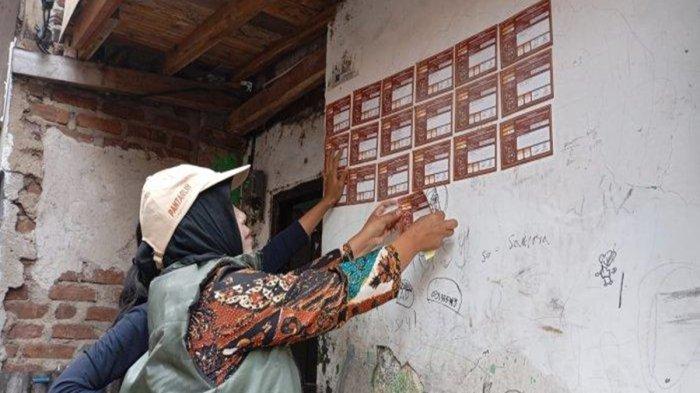 Petugas KPU Kota Cimahi lakukan coklit di rumah yang ditempati 18 KK atau 46 jiwa. Temuan ini kemudian menjadi viral di media sosial.