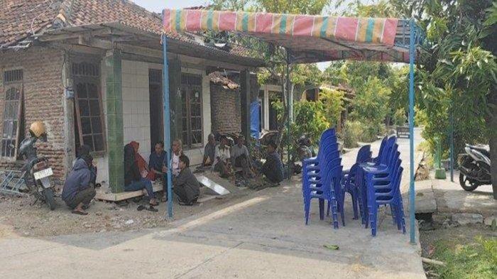 Suasana di kediaman rumah duka SNH, perempuan yang ditemukan meninggal di kebun Desa Darupono Kecamatan Kaliwungu Selatan Kendal, Kamis (17/10/2024).