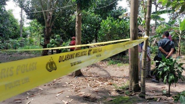 Suasana rumah korban satu keluarga ditemukan tergeletak bersimbah darah di Dusun Gondang Legi, Kecamatan Ngancar, Kabupaten Kediri, Kamis (5/12/2024).