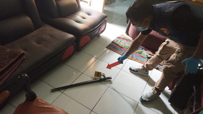 PEDANG PEMBUNUH - Polisi saat mengolah TKP kasus adik bunuh kakak di Kampung Ciparay Sayangkaak, Rt.04, Rw.01, Desa Cikahuripan, Kecamatan Kadudampit, Kabupaten Sukabumi, Jumat 22 Februari 2025.
seorang adik bernama Prengki (53), tega menghabisi nyawa kakaknya, Hendra (55), karena masalah harta warisan menggegerkan keluarga, dikenal tempramen