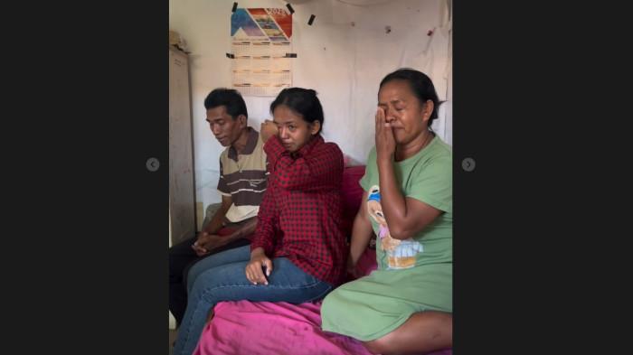 GADIS LOLOS UI- TANGIS MARGARET UNGKAP PERLAKUAN JAHAT GURU - Seorang gadis asal Pulau Rote, Nusa Tenggara Timur bernama Margaret menceritakan pengalamannya direndahkan guru dan tetangganya, seorang gadis asal Pulau Rote, Nusa Tenggara Timur bernama Margaret, bangkit dari cacian guru hingga orang terdekatnya, diam-diam daftar UI dan Lolos
